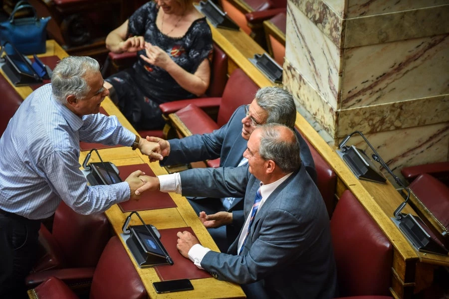 Πήρε φωτιά η…παλάμη – Η θερμή χειραψία Καραμανλή – Μπαλάφα στη Bουλή, που προκάλεσε αίσθηση (εικόνες)